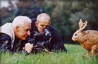 Herbert Ostwald und Roland Gockel filmen den Osterhasen